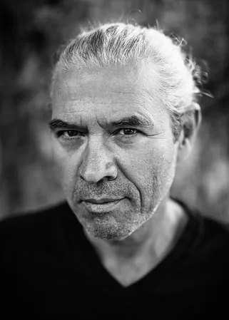Portrait de caractère d'un homme mûr au regard fort, réalisé entièrement en lumière naturelle