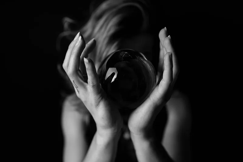 photo-photoart-creatif-flash-studio-boule-de-cristal-sombre-noir-et-blanc-philippe-martz
