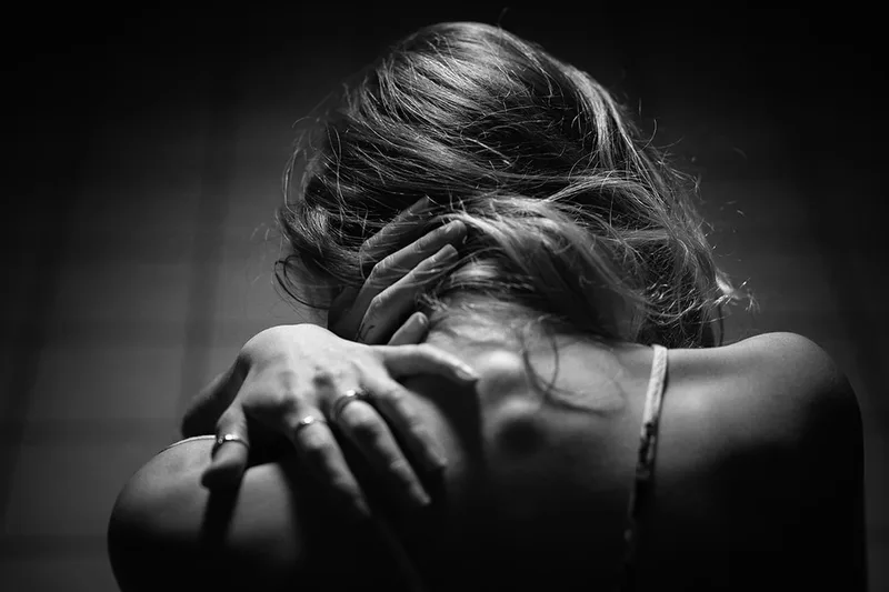 photo-dark-sombre-ambiance-isolement-repli-alienation-photoart-emotion-noir-et-blanc-philippe-martz