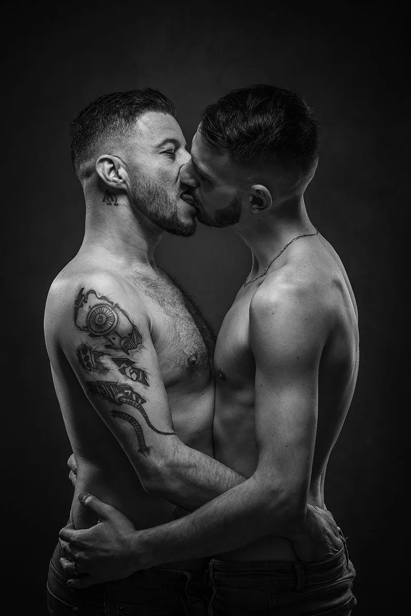 portrait-couple-gay-justlove-coeur-homophobie-noir-et-blanc-studio-philippe-martz
