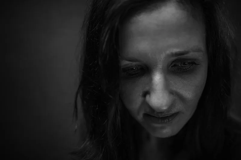 portrait-lowkey-introspection-ambiance-sombre-distorsion-photoart-noir-et-blanc-philippe-martz