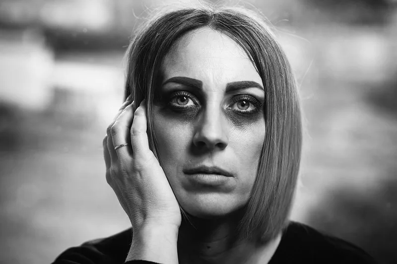 portrait-makeup-sombre-ambiance-melancolie-noir-et-blanc-philippe-martz