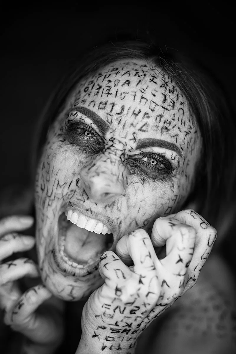 portrait-regard-cri-makeup-dark-art-runes-noir-et-blanc-photoart-philippe-martz