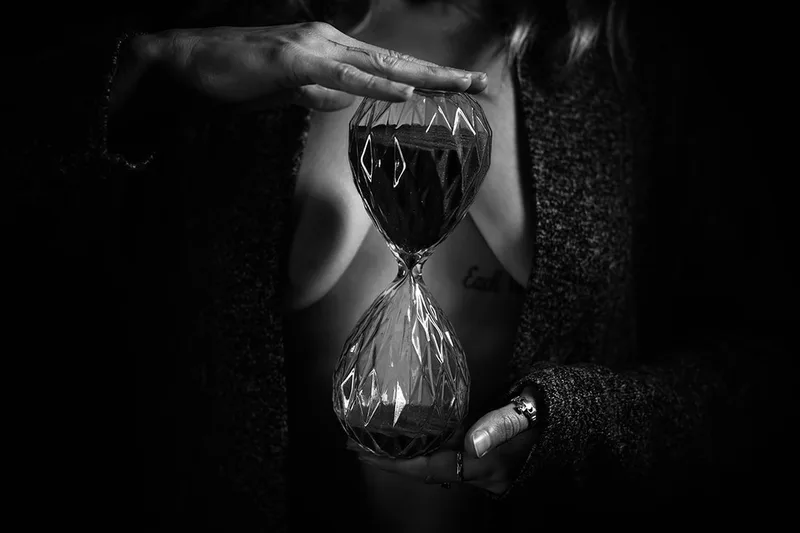 sablier-temps-femme-poitrine-lowkey-philippe-martz