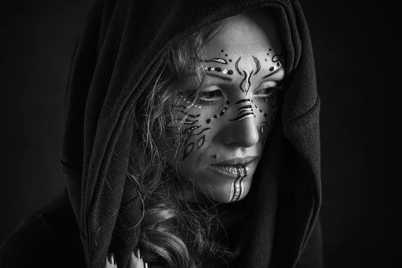 femme-guerriere-makeup-noir-blanc-force-philippe-martz