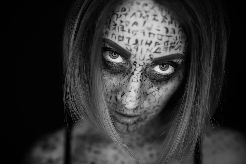 portrait-regard-makeup-dark-art-runes-folie-philippe-martz