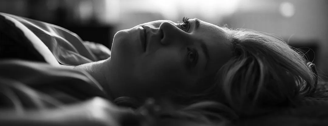 portrait-intimiste-douceur-ambiance-lumiere-naturelle-regard-emotion-noir-blanc-philippe-martz
