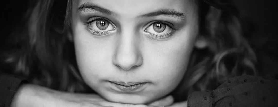 yeux-lumineux-regard-intense-enfant-noir-blanc-philippe-martz