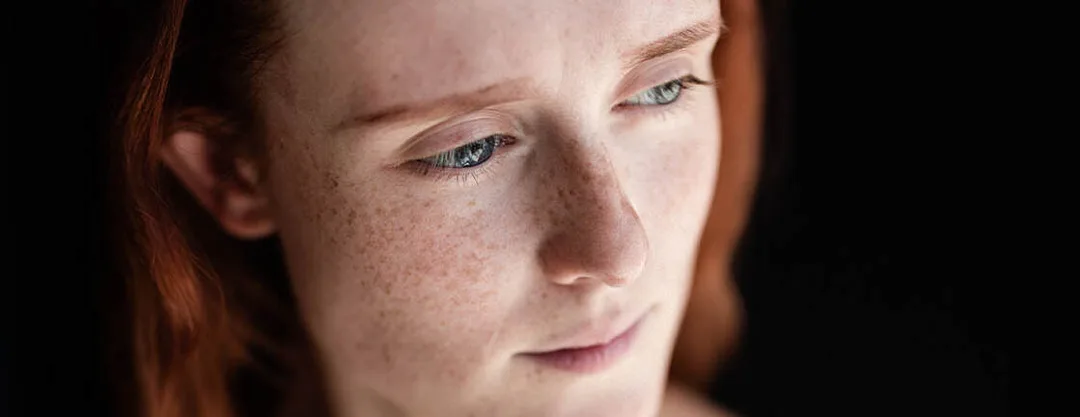 portrait-yeux-bleu-lumineux-regard-femme-rousse-philippe-martz