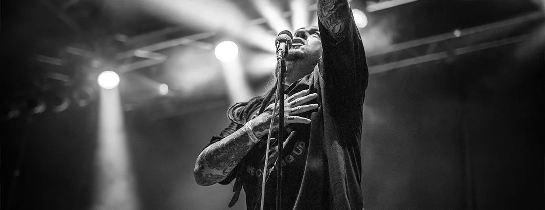photo-concert-P.O.D-Sonny-Sandoval-noir-et-blanc-mozhell-philippe-martz