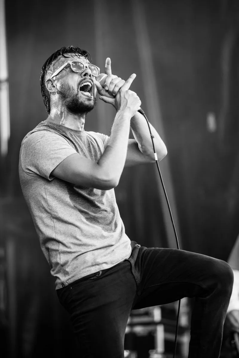 concert-Lafayette-Mozhell-chanteur-micro-noir-blanc