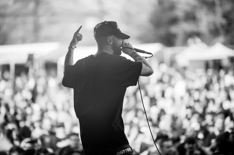 concert-Guilt-Trip-Mozhell-chanteur-foule-noir-blanc