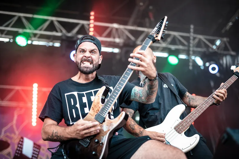 concert-Eight-Sins-Mozhell-guitariste-gueule-grimace