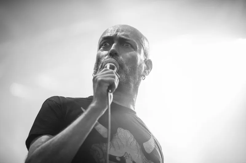 concert-Lofofora-Reuno-Mozhell-chanteur-attitude-noir-blanc
