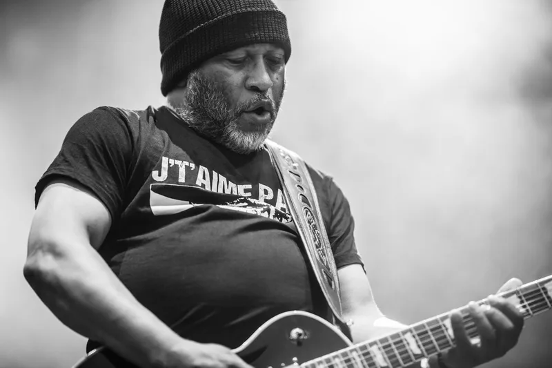 concert-Lofofora-Mozhell-guitariste-noir-blanc