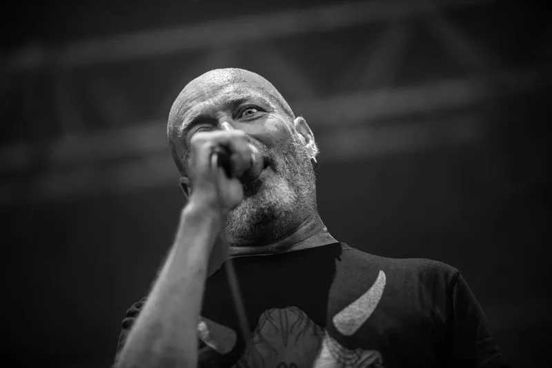 concert-Lofofora-Reuno-Mozhell-chanteur-regard-noir-blanc