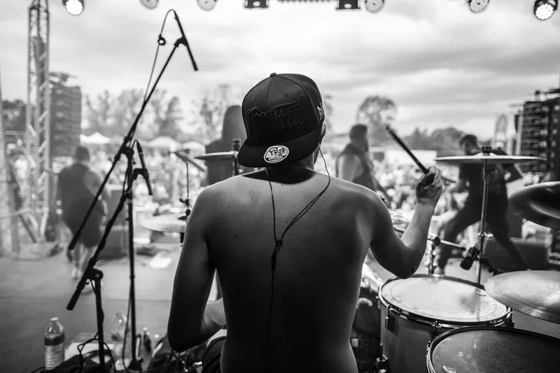 concert-Soulwasher-Mozhell-batteur-batterie-noir-blanc