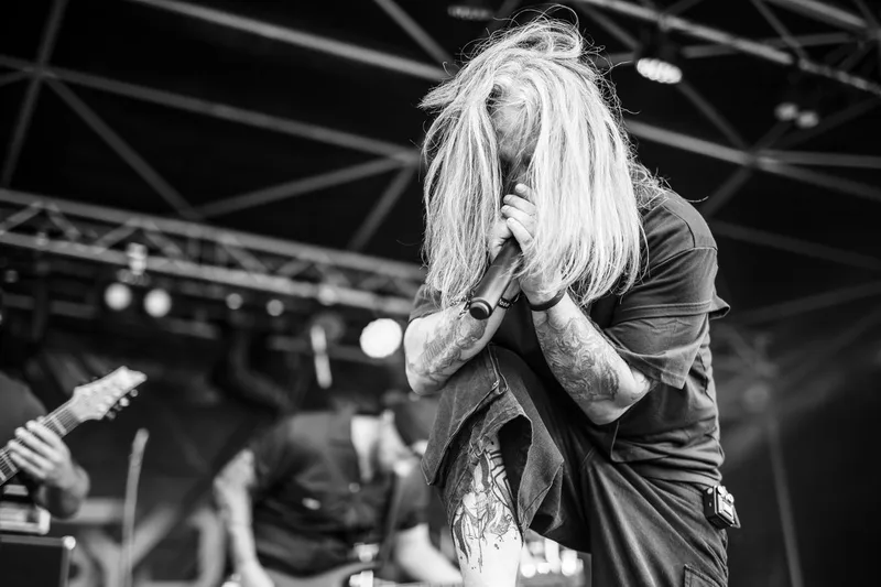 concert-Syderal-Mozhell-chanteur-cheveux-noir-blanc