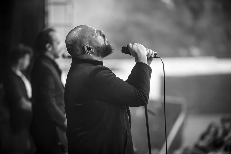concert-Psykup-Mozhell-chanteur-groupe-attitude-noir-blanc