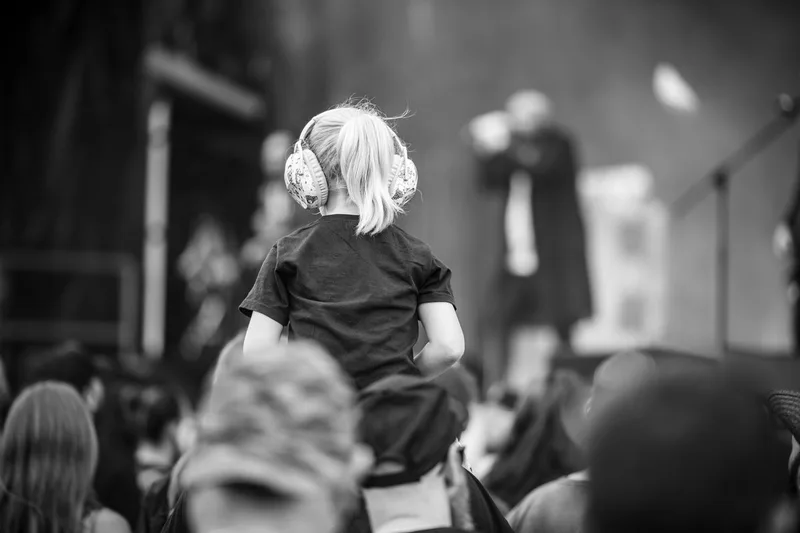concert-Psykup-Mozhell-gamine-fille-casque-fan-chanteur-noir-blanc