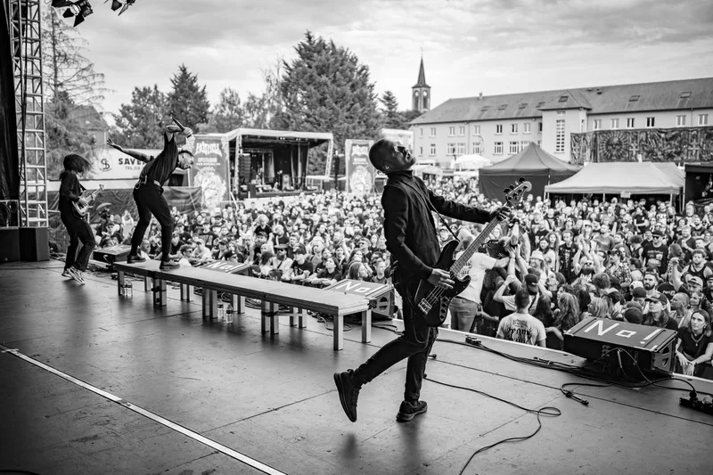 concert-Resolve-Mozhell-groupe-scene-mouvement-noir-blanc