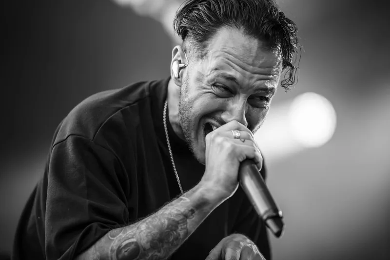 concert-Resolve-Mozhell-chanteur-cri-noir-blanc
