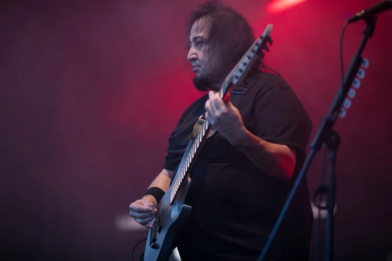 concert-Fear-Factory-Dino-Cazares-Mozhell-guitariste-ambiance-rouge
