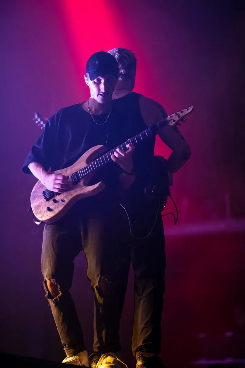 concert-Novelists-Mozhell-guitariste-duo-ambiance-rouge