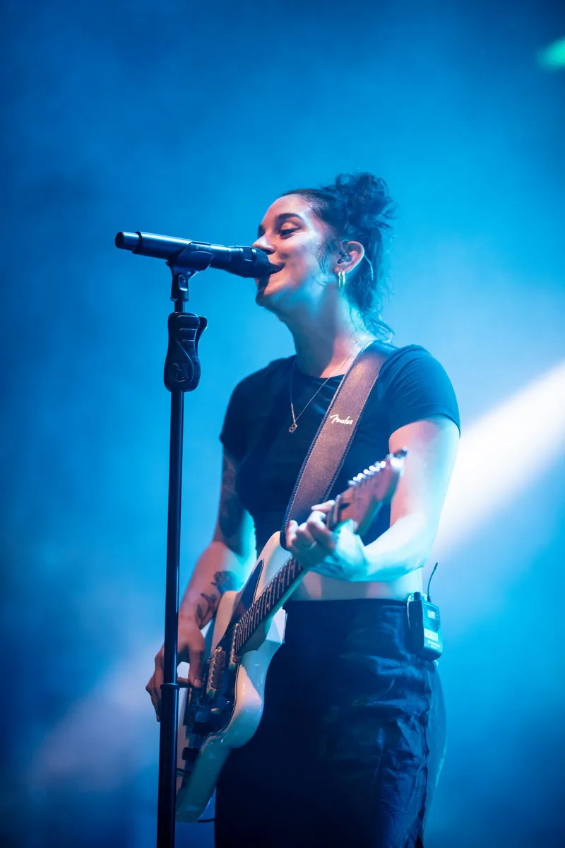 concert-Novelists-Mozhell-chanteuse-micro-guitare-ambiance-bleu