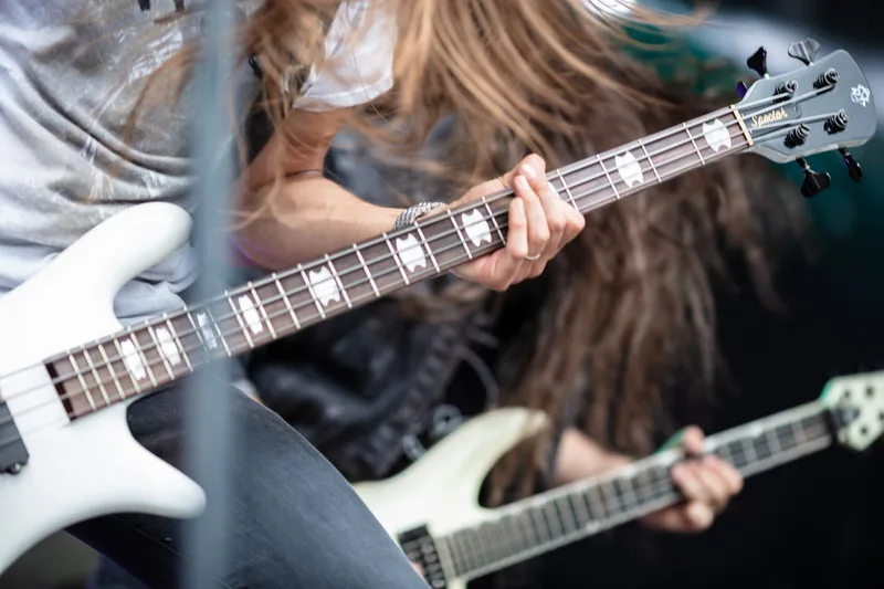 concert-Deficiency-Mozhell-guitare-duo-cheveux