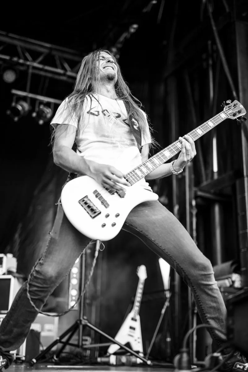 concert-Deficiency-Mozhell-guitariste-scene-noir-blanc