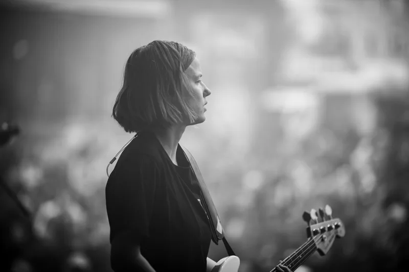 concert-Pogo-Car-Crash-Control-Mozhell-bassiste-ambiance-noir-blanc