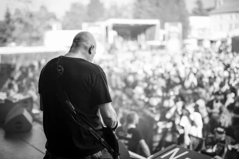 concert-Pro-Pain-Mozhell-guitariste-scene-foule-noir-blanc