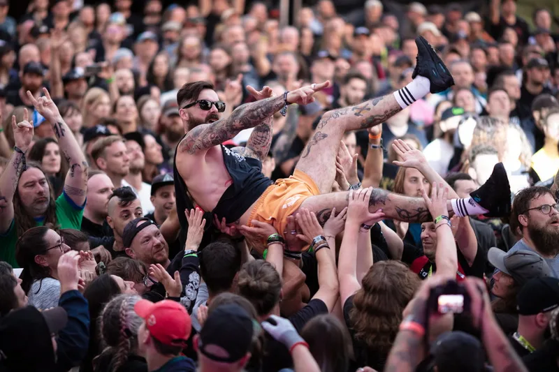 concert-Soulfly-Mozhell-slam-crowd-surfing-metal