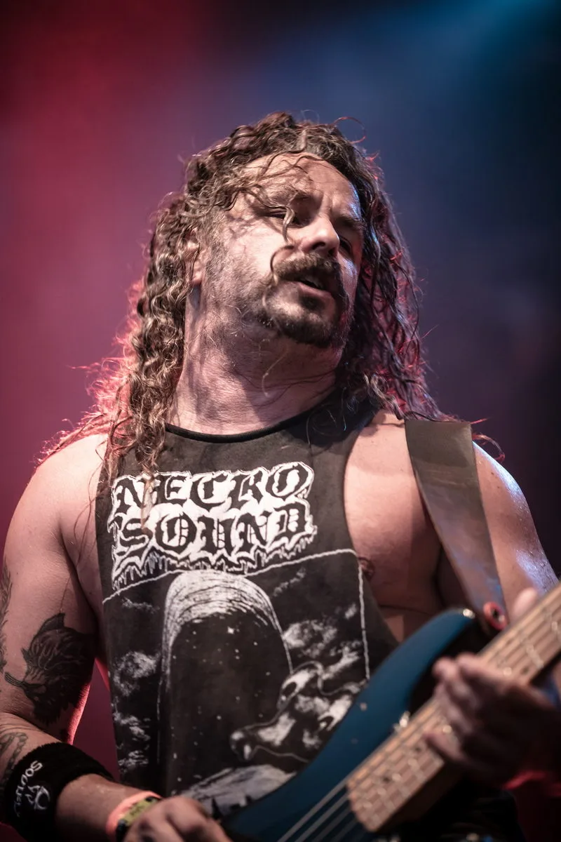 concert-Soulfly-Mozhell-bassiste-ambiance-couleurs