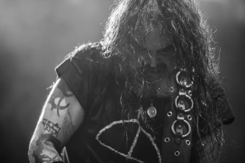 concert-Soulfly-Max-Cavalera-Mozhell-chanteur-attitude-noir-blanc-lumiere