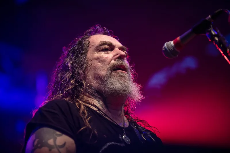 concert-Soulfly-Max-Cavalera-Mozhell-chanteur-ambiance-couleurs