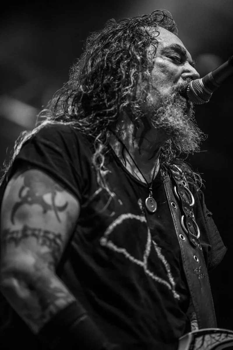 concert-Soulfly-Max-Cavalera-Mozhell-chanteur-noir-blanc-contraste-lumiere