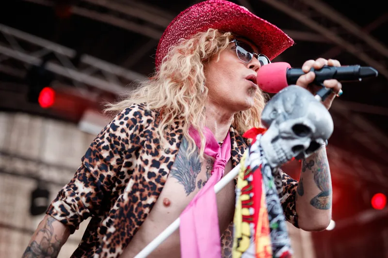 concert-Blazon-Fire-Mozhell-chanteur-attitude-tenue-couleurs