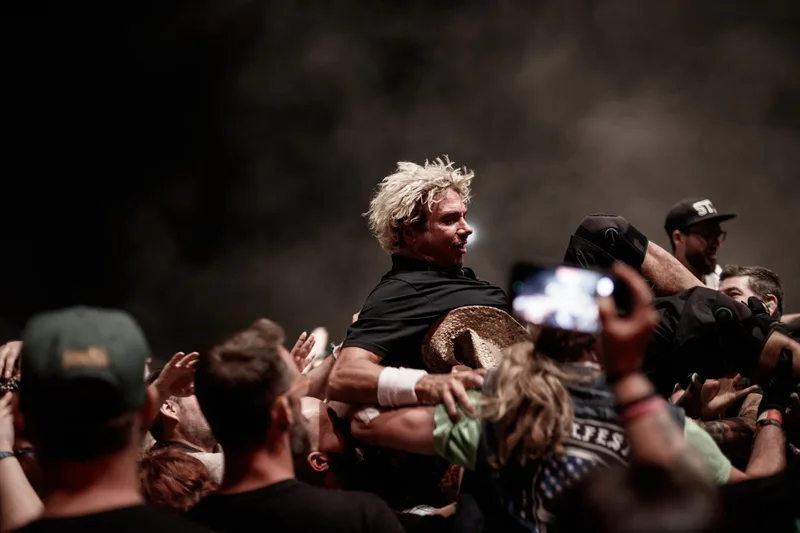 concert-Enhancer-Mozhell-chanteur-slam-crowd-surfing-foule