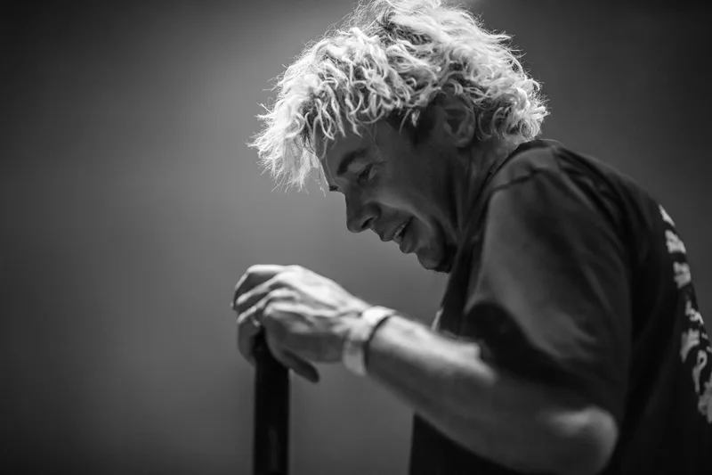 concert-Enhancer-Mozhell-chanteur-sourire-noir-blanc