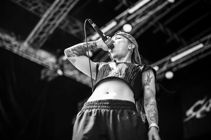 concert-Calcine-Mozhell-chanteuse-cri-noir-blanc