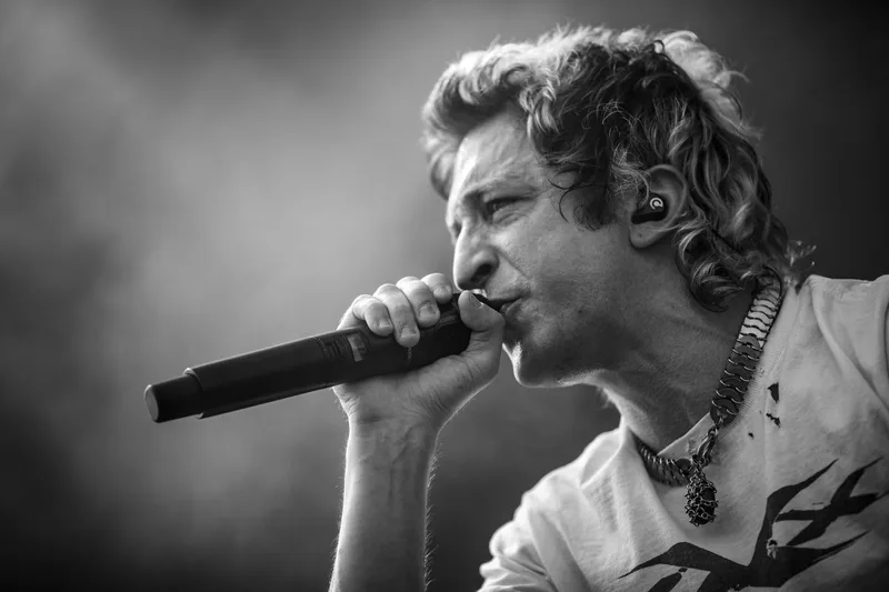 concert-Ashen-Mozhell-chanteur-noir-blanc