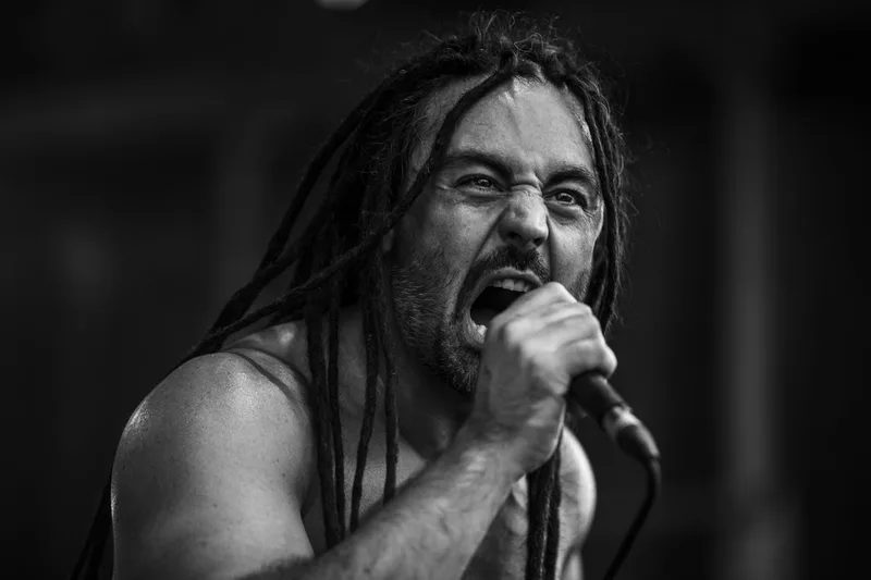 concert-Olden-World-Limit-Mozhell-chanteur-cri-dreadlocks-noir-blanc