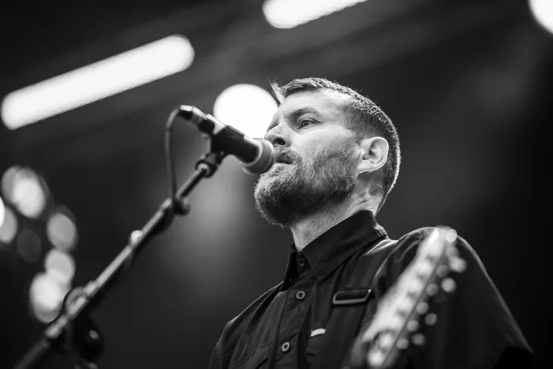 concert-Stick-To-Your-Guns-Mozhell-guitariste-noir-blanc