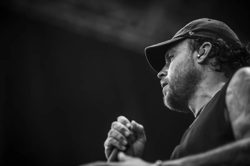 concert-Stick-To-Your-Guns-Mozhell-chanteur-regard-noir-blanc