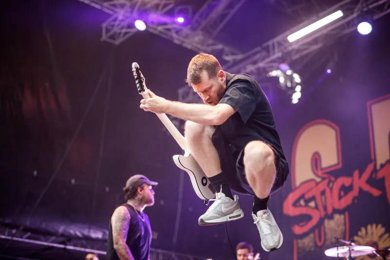 concert-Stick-To-Your-Guns-Mozhell-guitariste-saut-instant-decisif