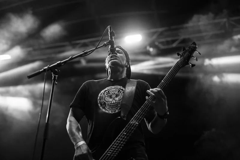 concert-P.O.D-Mozhell-bassiste-voix-noir-blanc