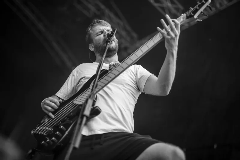 concert-Encounters-Mozhell-bassiste-chanteur-noir-blanc