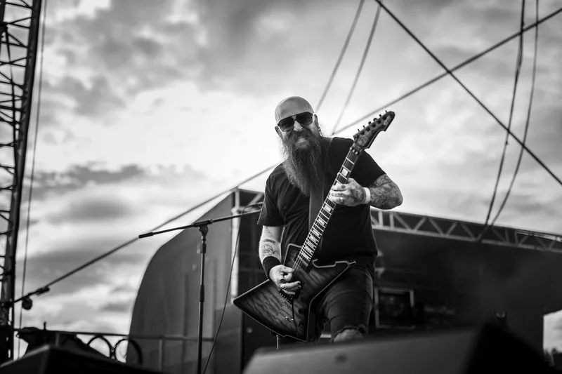 concert-Cage-Fight-Mozhell-guitariste-ciel-nuages-noir-blanc